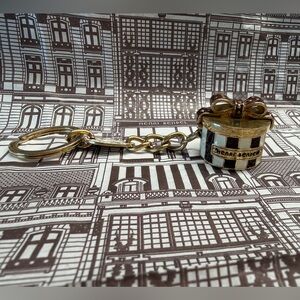 Henri Bendel Milliner Hat Box KeyFob Keychain.  Rare. Collectible.  🥰👀